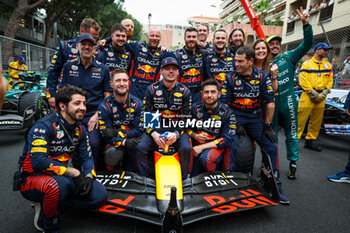 2023-05-28 - ALONSO Fernando (spa), Aston Martin F1 Team AMR23, invading the celebration picture of VERSTAPPEN Max (ned), Red Bull Racing RB19, with his team, during the Formula 1 Grand Prix de Monaco 2023, 6th round of the 2023 Formula One World Championship from May 26 to 28, 2023 on the Circuit de Monaco, in Monaco - F1 - MONACO GRAND PRIX 2023 - RACE - FORMULA 1 - MOTORS