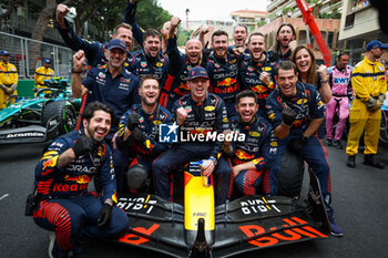 2023-05-28 - VERSTAPPEN Max (ned), Red Bull Racing RB19, celebrating victory with his team during the Formula 1 Grand Prix de Monaco 2023, 6th round of the 2023 Formula One World Championship from May 26 to 28, 2023 on the Circuit de Monaco, in Monaco - F1 - MONACO GRAND PRIX 2023 - RACE - FORMULA 1 - MOTORS