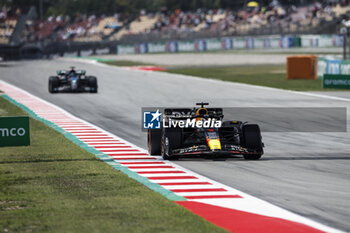 2023-06-02 - 01 VERSTAPPEN Max (nld), Red Bull Racing RB19, action during the Formula 1 AWS Gran Premio de Espana 2023, 7th round of the 2023 Formula One World Championship from June 2 to 4, 2023 on the Circuit de Barcelona-Catalunya, in Montmelo, Spain - F1 - SPANISH GRAND PRIX 2023 - FORMULA 1 - MOTORS