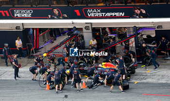 2023-06-02 - 01 VERSTAPPEN Max (nld), Red Bull Racing RB19, action mechanic, mecanicien, mechanics pitlane, during the Formula 1 AWS Gran Premio de Espana 2023, 7th round of the 2023 Formula One World Championship from June 2 to 4, 2023 on the Circuit de Barcelona-Catalunya, in Montmelo, Spain - F1 - SPANISH GRAND PRIX 2023 - FORMULA 1 - MOTORS