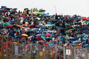 2023-06-03 - spectators, fans rain, pluie, during the Formula 1 AWS Gran Premio de Espana 2023, 7th round of the 2023 Formula One World Championship from June 2 to 4, 2023 on the Circuit de Barcelona-Catalunya, in Montmelo, Spain - F1 - SPANISH GRAND PRIX 2023 - FORMULA 1 - MOTORS