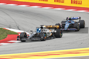 2023-06-04 - 81 PIASTRI Oscar (aus), McLaren F1 Team MCL60, action 10 GASLY Pierre (fra), Alpine F1 Team A523, action during the Formula 1 AWS Gran Premio de Espana 2023, 7th round of the 2023 Formula One World Championship from June 2 to 4, 2023 on the Circuit de Barcelona-Catalunya, in Montmelo, Spain - F1 - SPANISH GRAND PRIX 2023 - RACE - FORMULA 1 - MOTORS