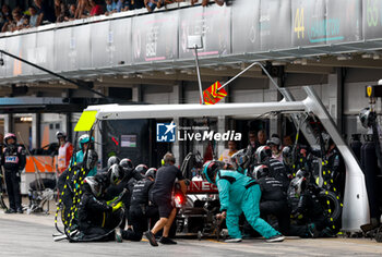 2023-06-04 - 63 RUSSELL George (gbr), Mercedes AMG F1 Team W14, action pitstop mechanic, mecanicien, mechanics during the Formula 1 AWS Gran Premio de Espana 2023, 7th round of the 2023 Formula One World Championship from June 2 to 4, 2023 on the Circuit de Barcelona-Catalunya, in Montmelo, Spain - F1 - SPANISH GRAND PRIX 2023 - RACE - FORMULA 1 - MOTORS
