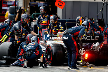 2023-06-04 - 01 VERSTAPPEN Max (nld), Red Bull Racing RB19, action pitstop mechanic, mecanicien, mechanics during the Formula 1 AWS Gran Premio de Espana 2023, 7th round of the 2023 Formula One World Championship from June 2 to 4, 2023 on the Circuit de Barcelona-Catalunya, in Montmelo, Spain - F1 - SPANISH GRAND PRIX 2023 - RACE - FORMULA 1 - MOTORS