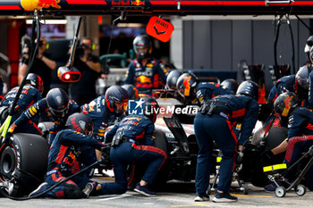 2023-06-04 - 11 PEREZ Sergio (mex), Red Bull Racing RB19, action pitstop mechanic, mecanicien, mechanics during the Formula 1 AWS Gran Premio de Espana 2023, 7th round of the 2023 Formula One World Championship from June 2 to 4, 2023 on the Circuit de Barcelona-Catalunya, in Montmelo, Spain - F1 - SPANISH GRAND PRIX 2023 - RACE - FORMULA 1 - MOTORS