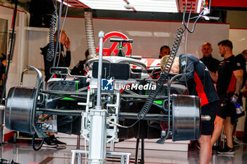 2023-06-17 - Haas F1 Team mechanicals at work 
during Qualify session on Saturday 17th June - FORMULA 1 PIRELLI GRAND PRIX DU CANADA 2023 - from 15th to 18th June 2023 at Circuit Gilles Villeneuve, Montreal, Quebec, Canada - FORMULA 1 PIRELLI GRAND PRIX DU CANADA 2023 - FORMULA 1 - MOTORS