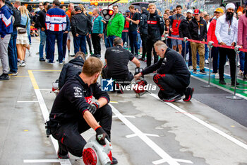 2023-06-17 - Haas F1 Team mechanicals at work 

during Qualify session on Saturday 17th June - FORMULA 1 PIRELLI GRAND PRIX DU CANADA 2023 - from 15th to 18th June 2023 at Circuit Gilles Villeneuve, Montreal, Quebec, Canada - FORMULA 1 PIRELLI GRAND PRIX DU CANADA 2023 - FORMULA 1 - MOTORS