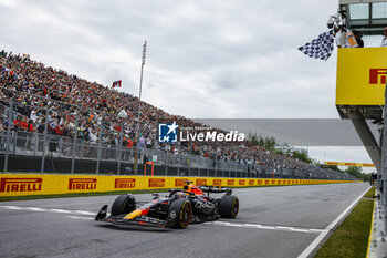 2023-06-18 - VERSTAPPEN Max (ned), Red Bull Racing RB19, portrait checkered flag, drapeau during the Formula 1 Pirelli Grand Prix du Canada, 8th round of the 2023 Formula One World Championship from June 16 to 18, 2023 on the Circuit Gilles Villeneuve, in Montréal, Canada - F1 - CANADIAN GRAND PRIX 2023 - RACE - FORMULA 1 - MOTORS