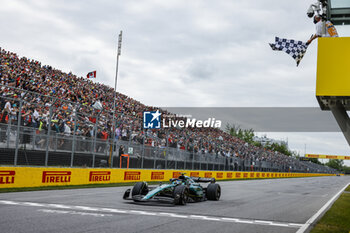 2023-06-18 - 14 ALONSO Fernando (spa), Aston Martin F1 Team AMR23, action checkered flag, drapeau during the Formula 1 Pirelli Grand Prix du Canada, 8th round of the 2023 Formula One World Championship from June 16 to 18, 2023 on the Circuit Gilles Villeneuve, in Montréal, Canada - F1 - CANADIAN GRAND PRIX 2023 - RACE - FORMULA 1 - MOTORS