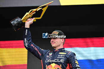2023-06-18 - VERSTAPPEN Max (ned), Red Bull Racing RB19, portrait celebrates Red Bull's 100th victory podium during the Formula 1 Pirelli Grand Prix du Canada, 8th round of the 2023 Formula One World Championship from June 16 to 18, 2023 on the Circuit Gilles Villeneuve, in Montréal, Canada - F1 - CANADIAN GRAND PRIX 2023 - RACE - FORMULA 1 - MOTORS