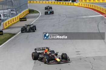 2023-06-18 - 01 VERSTAPPEN Max (nld), Red Bull Racing RB19, action 44 HAMILTON Lewis (gbr), Mercedes AMG F1 Team W14, action during the Formula 1 Pirelli Grand Prix du Canada, 8th round of the 2023 Formula One World Championship from June 16 to 18, 2023 on the Circuit Gilles Villeneuve, in Montréal, Canada - F1 - CANADIAN GRAND PRIX 2023 - RACE - FORMULA 1 - MOTORS