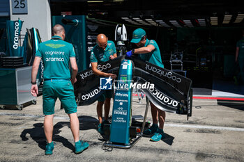 2023-06-29 - Aston Martin F1 Team, mechanics working on the front wing during the 2023 Formula 1 Rolex Grosser Preis von Osterreich, 2023 Austrian Grand Prix, 9th round of the 2023 Formula One World Championship from June 30 to July 2, 2023 on the Red Bull Ring, in Spielberg, Austria - F1 - AUSTRIAN GRAND PRIX 2023 - FORMULA 1 - MOTORS