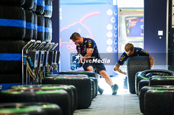 2023-06-29 - Red Bull Racing mechanics working on Pirelli tyres during the 2023 Formula 1 Rolex Grosser Preis von Osterreich, 2023 Austrian Grand Prix, 9th round of the 2023 Formula One World Championship from June 30 to July 2, 2023 on the Red Bull Ring, in Spielberg, Austria - F1 - AUSTRIAN GRAND PRIX 2023 - FORMULA 1 - MOTORS