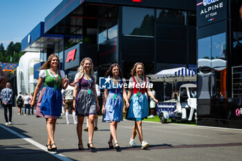 2023-06-30 - Austrian women in the paddock during the 2023 Formula 1 Rolex Grosser Preis von Osterreich, 2023 Austrian Grand Prix, 9th round of the 2023 Formula One World Championship from June 30 to July 2, 2023 on the Red Bull Ring, in Spielberg, Austria - F1 - AUSTRIAN GRAND PRIX 2023 - FORMULA 1 - MOTORS