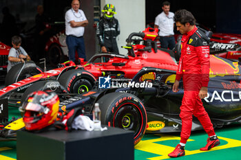 2023-06-30 - SAINZ Carlos (spa), Scuderia Ferrari SF-23, checking the Red Bull Racing RB19, during the 2023 Formula 1 Rolex Grosser Preis von Osterreich, 2023 Austrian Grand Prix, 9th round of the 2023 Formula One World Championship from June 30 to July 2, 2023 on the Red Bull Ring, in Spielberg, Austria - F1 - AUSTRIAN GRAND PRIX 2023 - FORMULA 1 - MOTORS