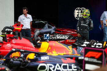 2023-06-30 - HAMILTON Lewis (gbr), Mercedes AMG F1 Team W14, checking the Red Bull Racing RB19, during the 2023 Formula 1 Rolex Grosser Preis von Osterreich, 2023 Austrian Grand Prix, 9th round of the 2023 Formula One World Championship from June 30 to July 2, 2023 on the Red Bull Ring, in Spielberg, Austria - F1 - AUSTRIAN GRAND PRIX 2023 - FORMULA 1 - MOTORS