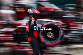 2023-07-01 - Haas F1 Team mechanic during a pitstop during the 2023 Formula 1 Rolex Grosser Preis von Osterreich, 2023 Austrian Grand Prix, 9th round of the 2023 Formula One World Championship from June 30 to July 2, 2023 on the Red Bull Ring, in Spielberg, Austria - F1 - AUSTRIAN GRAND PRIX 2023 - FORMULA 1 - MOTORS