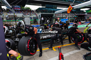 2023-07-01 - 44 HAMILTON Lewis (gbr), Mercedes AMG F1 Team W14, action pitstop during the 2023 Formula 1 Rolex Grosser Preis von Osterreich, 2023 Austrian Grand Prix, 9th round of the 2023 Formula One World Championship from June 30 to July 2, 2023 on the Red Bull Ring, in Spielberg, Austria - F1 - AUSTRIAN GRAND PRIX 2023 - FORMULA 1 - MOTORS