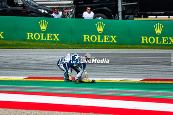 2023-07-02 - Marshalls picking up debris during the 2023 Formula 1 Rolex Grosser Preis von Osterreich, 2023 Austrian Grand Prix, 9th round of the 2023 Formula One World Championship from June 30 to July 2, 2023 on the Red Bull Ring, in Spielberg, Austria - F1 - AUSTRIAN GRAND PRIX 2023 - RACE - FORMULA 1 - MOTORS