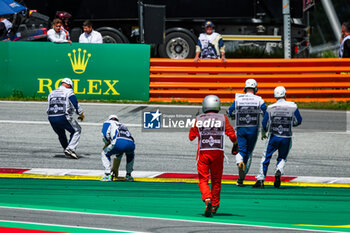 2023-07-02 - Marshalls picking up debris during the 2023 Formula 1 Rolex Grosser Preis von Osterreich, 2023 Austrian Grand Prix, 9th round of the 2023 Formula One World Championship from June 30 to July 2, 2023 on the Red Bull Ring, in Spielberg, Austria - F1 - AUSTRIAN GRAND PRIX 2023 - RACE - FORMULA 1 - MOTORS