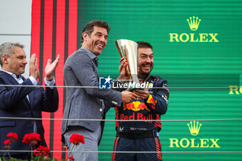 2023-07-02 - WEBBER Mark (aus), former F1 driver and TV presenter, on the podium presenting the constructors trophy to Red Bull Racing mechanic, during the 2023 Formula 1 Rolex Grosser Preis von Osterreich, 2023 Austrian Grand Prix, 9th round of the 2023 Formula One World Championship from June 30 to July 2, 2023 on the Red Bull Ring, in Spielberg, Austria - F1 - AUSTRIAN GRAND PRIX 2023 - RACE - FORMULA 1 - MOTORS