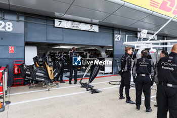 2023-07-06 - APEX APXGP Team crew in the pitlane for the F1 movie by Apple Studios / Bruckheimer Films during the 2023 Formula 1 Aramco British Grand Prix, 10th round of the 2023 Formula One World Championship from July 7 to 9, 2023 on the Silverstone Circuit, in Silverstone, United Kingdom - F1 - BRITISH GRAND PRIX 2023 - FORMULA 1 - MOTORS