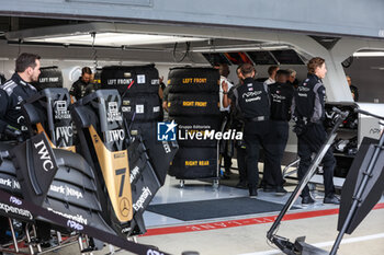 2023-07-06 - APEX APXGP Team crew in the garage for the F1 movie by Apple Studios / Bruckheimer Films during the 2023 Formula 1 Aramco British Grand Prix, 10th round of the 2023 Formula One World Championship from July 7 to 9, 2023 on the Silverstone Circuit, in Silverstone, United Kingdom - F1 - BRITISH GRAND PRIX 2023 - FORMULA 1 - MOTORS