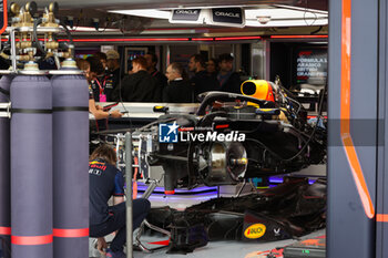 2023-07-06 - Red Bull Racing Honda RB18, garage, box, mechanical detail during the 2023 Formula 1 Aramco British Grand Prix, 10th round of the 2023 Formula One World Championship from July 7 to 9, 2023 on the Silverstone Circuit, in Silverstone, United Kingdom - F1 - BRITISH GRAND PRIX 2023 - FORMULA 1 - MOTORS
