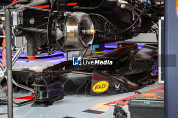 2023-07-06 - Red Bull Racing Honda RB18, garage, box, mechanical detail, floor, fond plat during the 2023 Formula 1 Aramco British Grand Prix, 10th round of the 2023 Formula One World Championship from July 7 to 9, 2023 on the Silverstone Circuit, in Silverstone, United Kingdom - F1 - BRITISH GRAND PRIX 2023 - FORMULA 1 - MOTORS