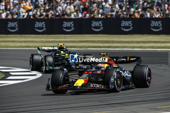 2023-07-07 - 11 PEREZ Sergio (mex), Red Bull Racing RB19, action 44 HAMILTON Lewis (gbr), Mercedes AMG F1 Team W14, action during the 2023 Formula 1 Aramco British Grand Prix, 10th round of the 2023 Formula One World Championship from July 7 to 9, 2023 on the Silverstone Circuit, in Silverstone, United Kingdom - F1 - BRITISH GRAND PRIX 2023 - FORMULA 1 - MOTORS