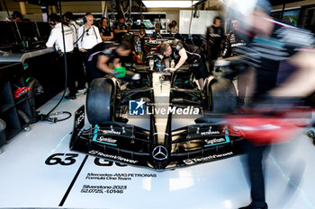 2023-07-07 - 63 RUSSELL George (gbr), Mercedes AMG F1 Team W14, garage, box, mechanic, mecanicien, mechanics during the 2023 Formula 1 Aramco British Grand Prix, 10th round of the 2023 Formula One World Championship from July 7 to 9, 2023 on the Silverstone Circuit, in Silverstone, United Kingdom - F1 - BRITISH GRAND PRIX 2023 - FORMULA 1 - MOTORS