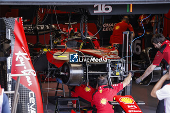 2023-07-07 - 16 LECLERC Charles (mco), Scuderia Ferrari SF-23, garage, box, mechanic, mecanicien, mechanics during the 2023 Formula 1 Aramco British Grand Prix, 10th round of the 2023 Formula One World Championship from July 7 to 9, 2023 on the Silverstone Circuit, in Silverstone, United Kingdom - F1 - BRITISH GRAND PRIX 2023 - FORMULA 1 - MOTORS