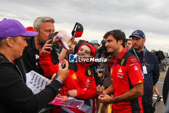 2023-07-09 - Carlos Sainz (SPA) Ferrari SF-23 with supporters -  FORMULA 1 ARAMCO BRITISH GRAND PRIX 2023 - RACE - FORMULA 1 - MOTORS