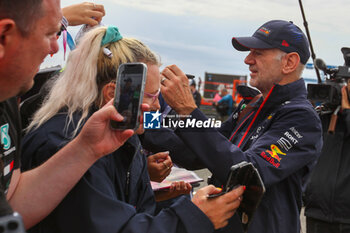 2023-07-09 - Adrian Newey (ITA) Oracle Red Bull Racing Technical director with supporters -  FORMULA 1 ARAMCO BRITISH GRAND PRIX 2023 - RACE - FORMULA 1 - MOTORS