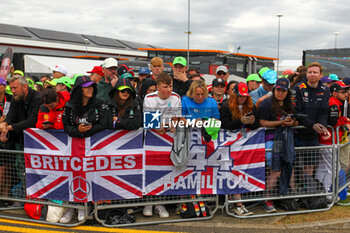 2023-07-09 - Supporters waiting for drivers at Paddock entry -  FORMULA 1 ARAMCO BRITISH GRAND PRIX 2023 - RACE - FORMULA 1 - MOTORS