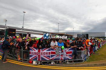 2023-07-09 - Supporters waiting for drivers at Paddock entry -  FORMULA 1 ARAMCO BRITISH GRAND PRIX 2023 - RACE - FORMULA 1 - MOTORS