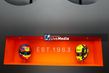2023-07-08 - McLaren F1 Team drivers helmets - FORMULA 1 ARAMCO BRITISH GRAND PRIX 2023 - FP3 E QUALIFYING - FORMULA 1 - MOTORS