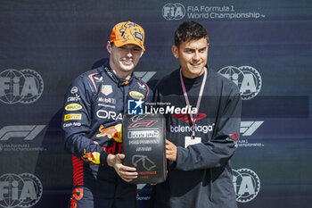 2023-07-08 - VERSTAPPEN Max (ned), Red Bull Racing RB19, portrait Paulo Dybala football player, portrait pole position during the 2023 Formula 1 Aramco British Grand Prix, 10th round of the 2023 Formula One World Championship from July 7 to 9, 2023 on the Silverstone Circuit, in Silverstone, United Kingdom - F1 - BRITISH GRAND PRIX 2023 - FORMULA 1 - MOTORS