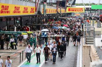2023-07-08 - crowd, foule, fans, pitlane, during the 2023 Formula 1 Aramco British Grand Prix, 10th round of the 2023 Formula One World Championship from July 7 to 9, 2023 on the Silverstone Circuit, in Silverstone, United Kingdom - F1 - BRITISH GRAND PRIX 2023 - FORMULA 1 - MOTORS