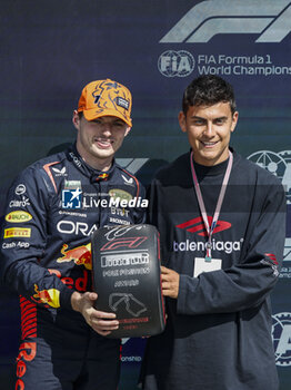 2023-07-08 - VERSTAPPEN Max (ned), Red Bull Racing RB19, portrait Paulo Dybala football player, portrait during the 2023 Formula 1 Aramco British Grand Prix, 10th round of the 2023 Formula One World Championship from July 7 to 9, 2023 on the Silverstone Circuit, in Silverstone, United Kingdom - F1 - BRITISH GRAND PRIX 2023 - FORMULA 1 - MOTORS