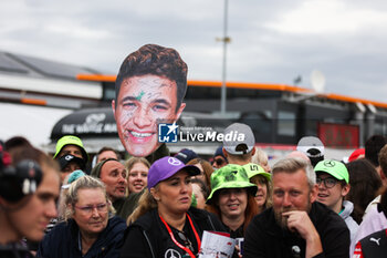 2023-07-09 - NORRIS Lando (gbr), McLaren F1 Team MCL60, portrait, fans during the 2023 Formula 1 Aramco British Grand Prix, 10th round of the 2023 Formula One World Championship from July 7 to 9, 2023 on the Silverstone Circuit, in Silverstone, United Kingdom - F1 - BRITISH GRAND PRIX 2023 - RACE - FORMULA 1 - MOTORS