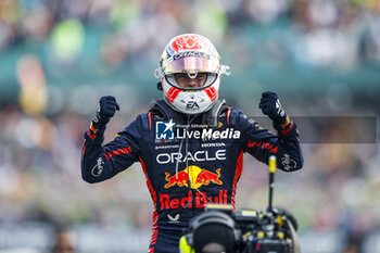 2023-07-09 - VERSTAPPEN Max (ned), Red Bull Racing RB19, portrait celebration victory during the 2023 Formula 1 Aramco British Grand Prix, 10th round of the 2023 Formula One World Championship from July 7 to 9, 2023 on the Silverstone Circuit, in Silverstone, United Kingdom - F1 - BRITISH GRAND PRIX 2023 - RACE - FORMULA 1 - MOTORS