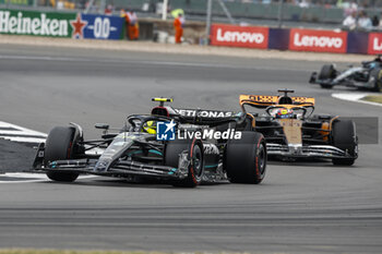 2023-07-09 - 44 HAMILTON Lewis (gbr), Mercedes AMG F1 Team W14, action 81 PIASTRI Oscar (aus), McLaren F1 Team MCL60, action during the 2023 Formula 1 Aramco British Grand Prix, 10th round of the 2023 Formula One World Championship from July 7 to 9, 2023 on the Silverstone Circuit, in Silverstone, United Kingdom - F1 - BRITISH GRAND PRIX 2023 - RACE - FORMULA 1 - MOTORS