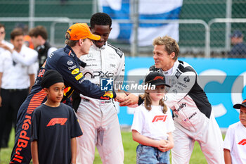 2023-07-09 - VERSTAPPEN Max (ned), Red Bull Racing RB19, PITT Brad (USA), actor playing Sonny Hayes, driver of the fictional Apex APXGP team in the F1 movie by Apple Studios / Bruckheimer Films, portrait during the 2023 Formula 1 Aramco British Grand Prix, 10th round of the 2023 Formula One World Championship from July 7 to 9, 2023 on the Silverstone Circuit, in Silverstone, United Kingdom - F1 - BRITISH GRAND PRIX 2023 - RACE - FORMULA 1 - MOTORS