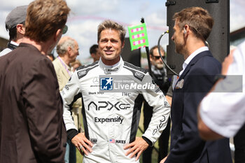 2023-07-09 - PITT Brad (USA), actor playing Sonny Hayes, driver of the fictional Apex APXGP team in the F1 movie by Apple Studios / Bruckheimer Films, portrait on the starting grid, grille de depart, during the 2023 Formula 1 Aramco British Grand Prix, 10th round of the 2023 Formula One World Championship from July 7 to 9, 2023 on the Silverstone Circuit, in Silverstone, United Kingdom - F1 - BRITISH GRAND PRIX 2023 - RACE - FORMULA 1 - MOTORS