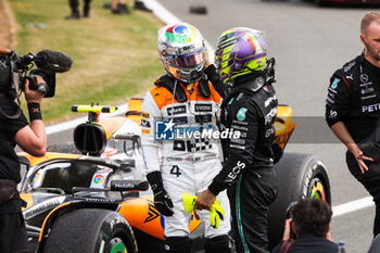 2023-07-09 - HAMILTON Lewis (gbr), Mercedes AMG F1 Team W14, NORRIS Lando (gbr), McLaren F1 Team MCL60, portrait during the 2023 Formula 1 Aramco British Grand Prix, 10th round of the 2023 Formula One World Championship from July 7 to 9, 2023 on the Silverstone Circuit, in Silverstone, United Kingdom - F1 - BRITISH GRAND PRIX 2023 - RACE - FORMULA 1 - MOTORS