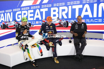 2023-07-09 - NORRIS Lando (gbr), McLaren F1 Team MCL60, VERSTAPPEN Max (ned), Red Bull Racing RB19, HAMILTON Lewis (gbr), Mercedes AMG F1 Team W14, portrait press conference during the 2023 Formula 1 Aramco British Grand Prix, 10th round of the 2023 Formula One World Championship from July 7 to 9, 2023 on the Silverstone Circuit, in Silverstone, United Kingdom - F1 - BRITISH GRAND PRIX 2023 - RACE - FORMULA 1 - MOTORS