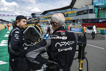 2023-07-09 - APEX APXGP fictional team for the F1 movie by Apple Studios / Bruckheimer Films, illustration mechanic, mecanicien, mechanics during the 2023 Formula 1 Aramco British Grand Prix, 10th round of the 2023 Formula One World Championship from July 7 to 9, 2023 on the Silverstone Circuit, in Silverstone, United Kingdom - F1 - BRITISH GRAND PRIX 2023 - RACE - FORMULA 1 - MOTORS