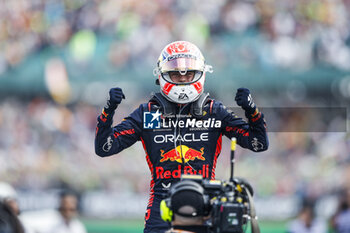 2023-07-09 - VERSTAPPEN Max (ned), Red Bull Racing RB19, portrait celebration victory during the 2023 Formula 1 Aramco British Grand Prix, 10th round of the 2023 Formula One World Championship from July 7 to 9, 2023 on the Silverstone Circuit, in Silverstone, United Kingdom - F1 - BRITISH GRAND PRIX 2023 - RACE - FORMULA 1 - MOTORS