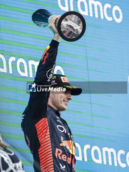 2023-07-09 - VERSTAPPEN Max (ned), Red Bull Racing RB19, portrait podium trophy during the 2023 Formula 1 Aramco British Grand Prix, 10th round of the 2023 Formula One World Championship from July 7 to 9, 2023 on the Silverstone Circuit, in Silverstone, United Kingdom - F1 - BRITISH GRAND PRIX 2023 - RACE - FORMULA 1 - MOTORS